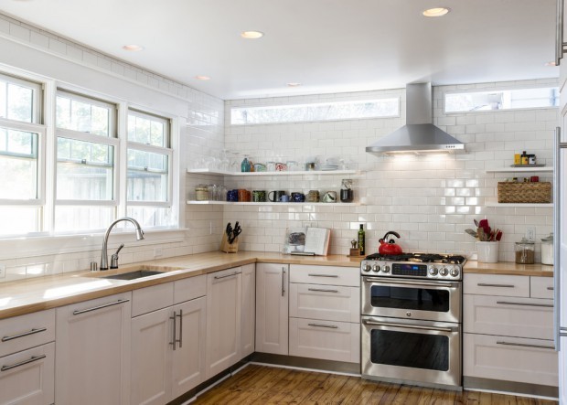 Стандартне ергономічне розташування: мийка, стільниця, плита на кухні 9 кв м