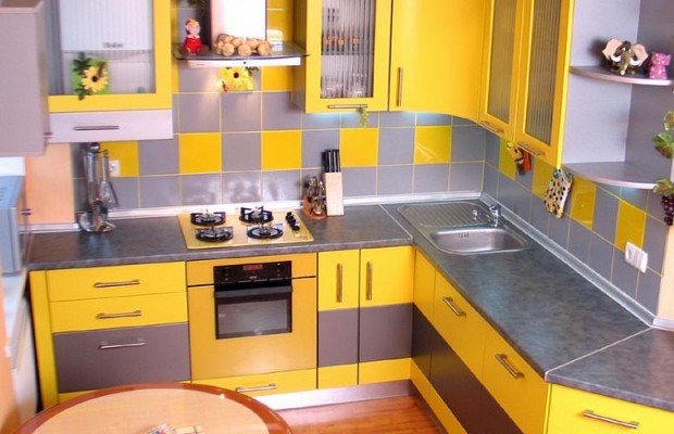 Кутова кухня 9 кв м з півостровом (поворотом стільниці)