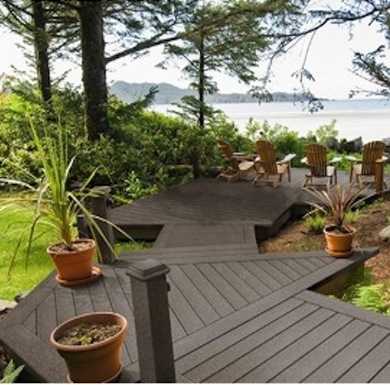 Дорожка из композитного настила темного цвета 