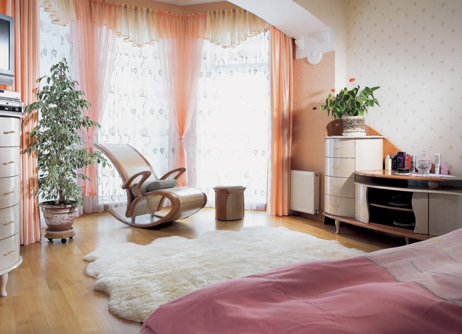 Спальня з балконом: ідеї дизайну, як поєднати простір 7 - Int Mebel Спальня с объединенным балконом