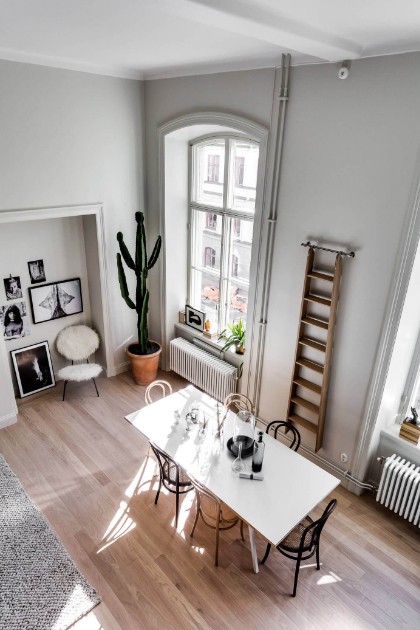 Дизайн студії в стилі лофт із традиційними скандинавськими елементами: гармонія контрастів у Стокгольмі 2 - Int Mebel interier-sverhu