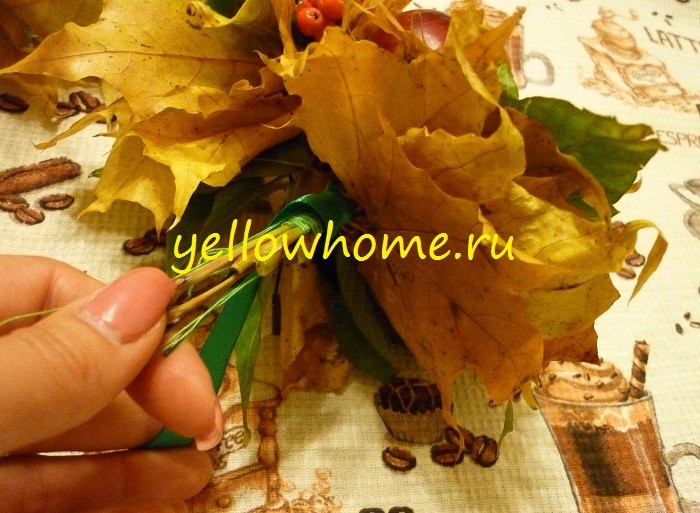Як зробити вінок на голову з осіннього листя, яблук і рябини: покроковий майстер-клас 25 - Int Mebel
