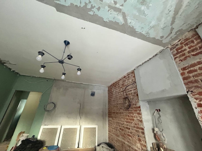 У квартирах старого фонду під демонтаж також йде стара штукатурка, підлога, стяжка, електрика та стелі. Процес демонтажу старих покриттів та перегородок у квартирі старого фонду