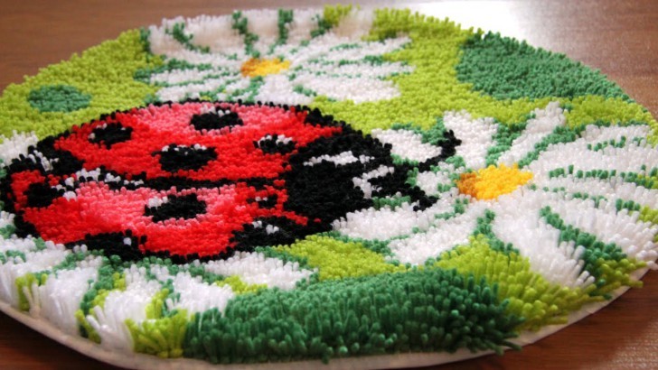 Пухнастий килим, зроблений у вузликовій техніці latch hooking