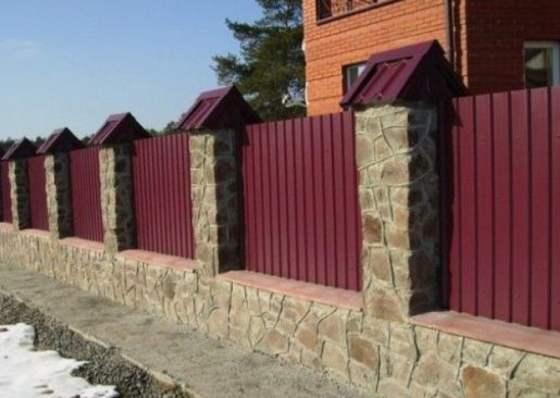 Паркан з каменю та профлиста - практичне комбіноване рішення Комбінований паркан з натурального каменю та профлиста