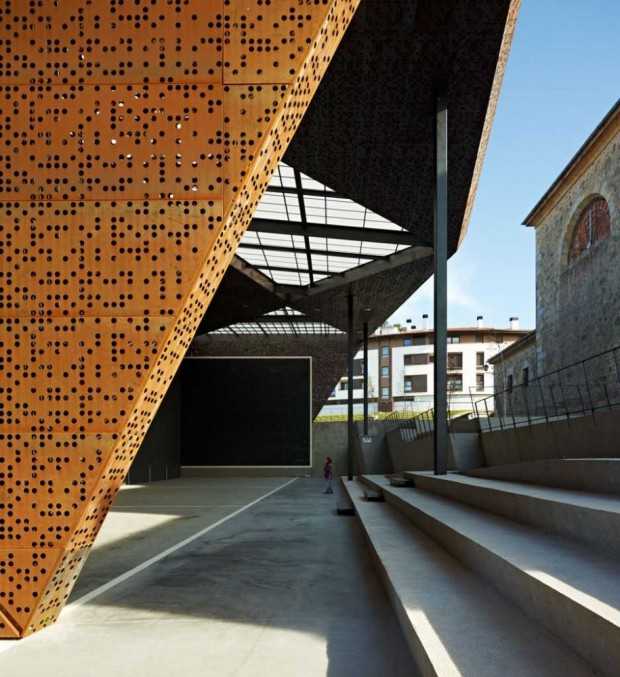 Крытый Фронтон на церковной площади 3