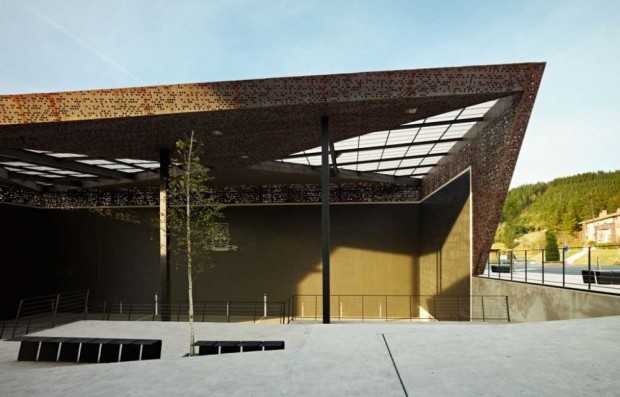 Крытый Фронтон на церковной площади 4