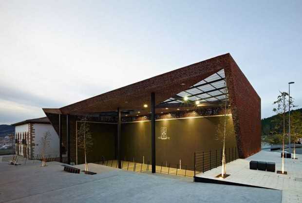 Крытый Фронтон на церковной площади 5