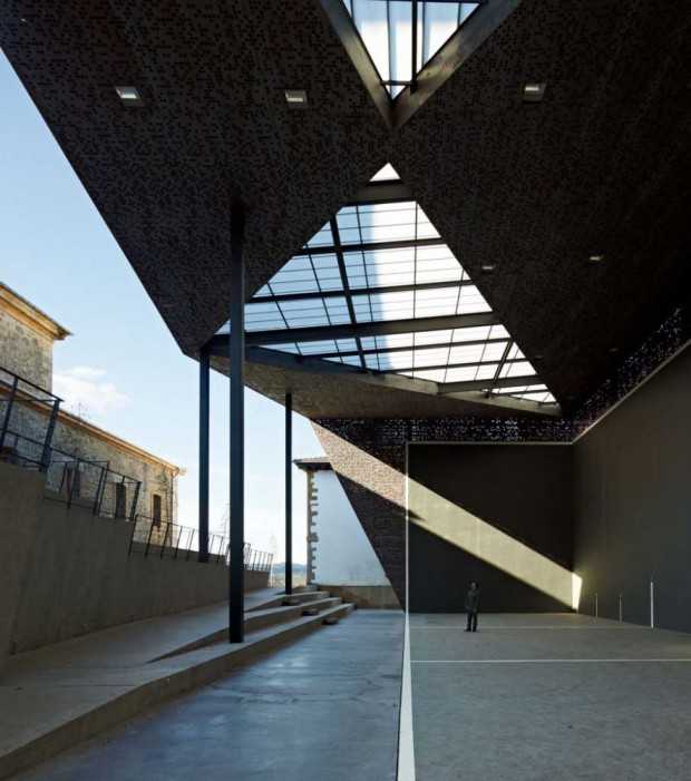 Крытый Фронтон на церковной площади 6