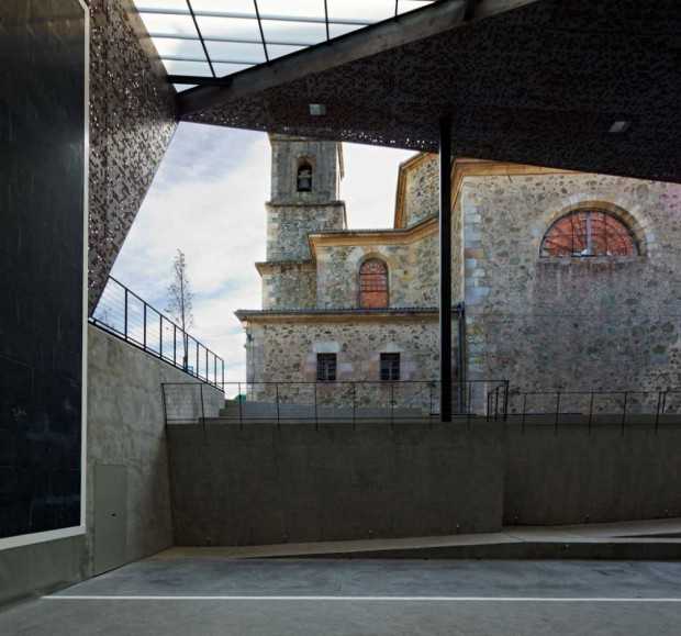 Крытый Фронтон на церковной площади 7