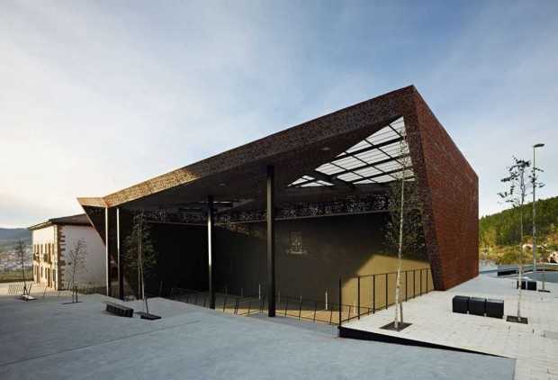 Крытый Фронтон на церковной площади 8