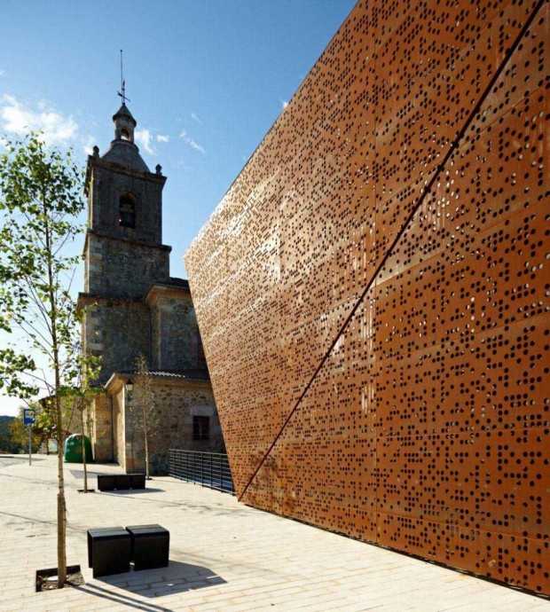 Крытый Фронтон на церковной площади 9