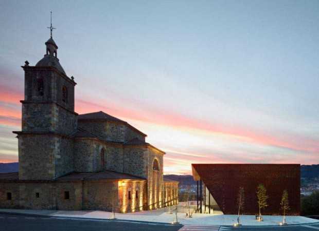 Крытый Фронтон на церковной площади 10