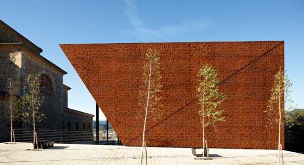 Крытый Фронтон на церковной площади 11