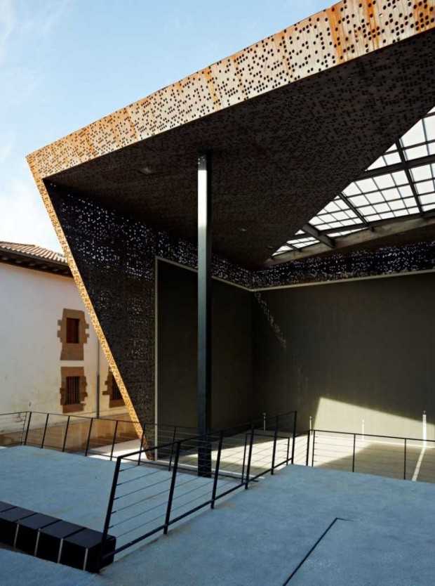 Крытый Фронтон на церковной площади 12