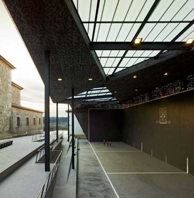 Крытый Фронтон на церковной площади 13