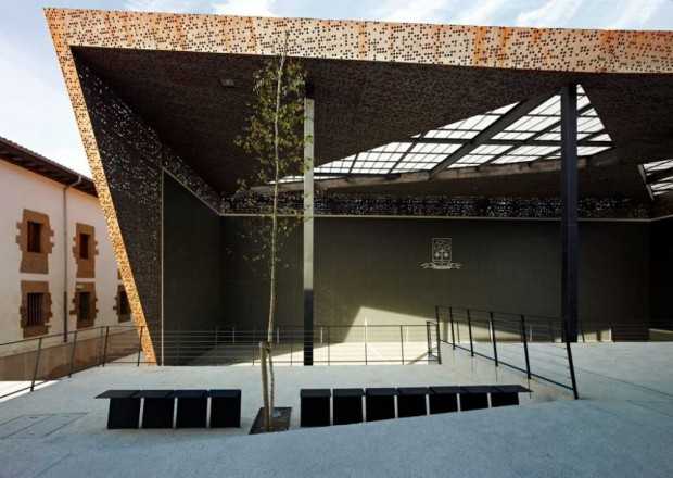 Крытый Фронтон на церковной площади 14