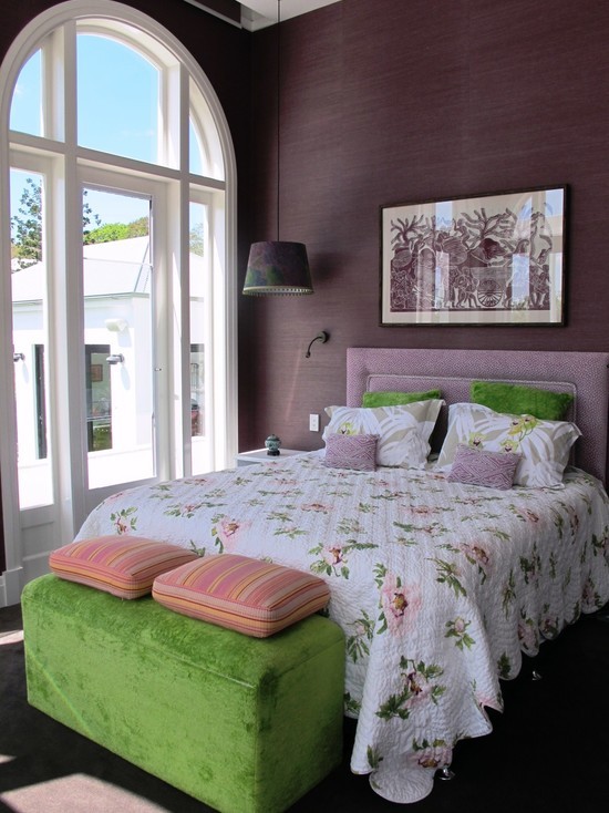Лилова спальня в поєднанні із зеленим пуфиком та подушками
