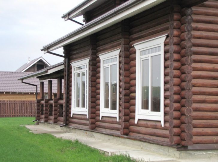 Вікно в дерев'яному будинку з красивими різьбленими лиштви