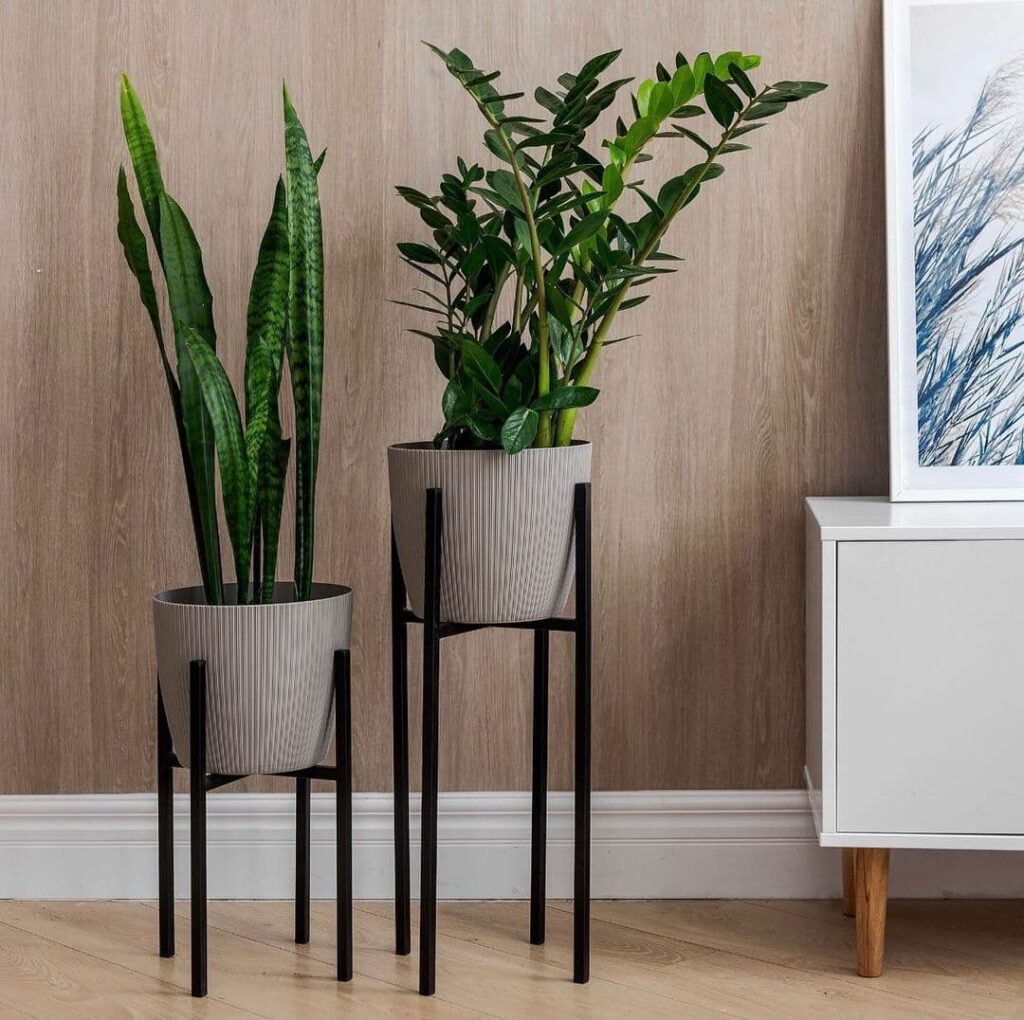 Підставка для квітів на підлогу: стильне рішення для озеленення інтер’єру 3 - Int Mebel Сучасна металева підставка для кімнатних рослин у мінімалістичному дизайні