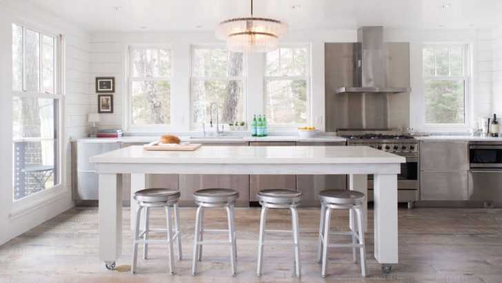 Кухня в доме у озера