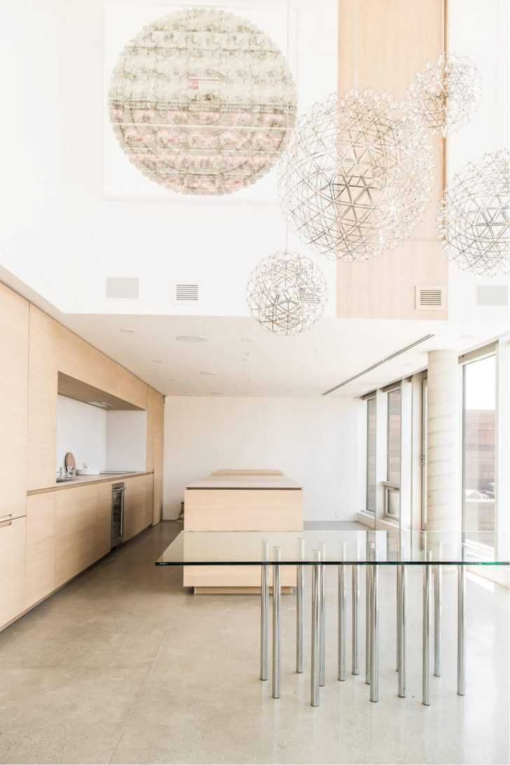 Сучасна кухня зі світлими фасадами у пентхаусі.