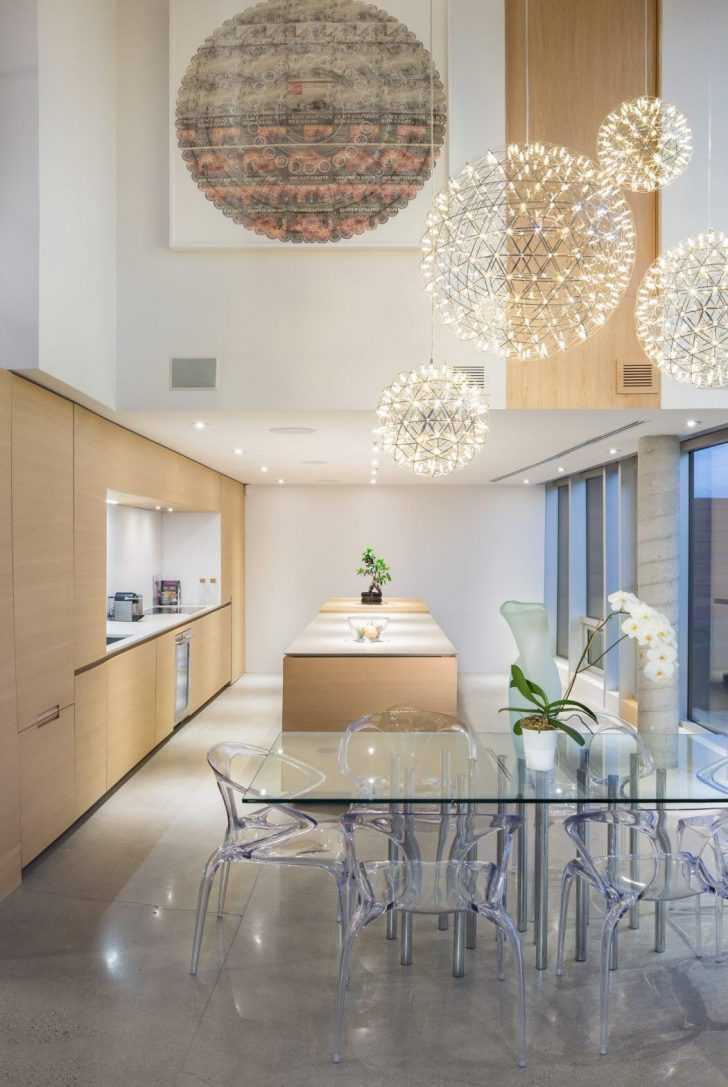 Кухонний гарнітур зі світлого шпону в інтер'єрі пентхауса.