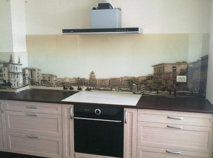 Фотодрук на скляних панелях – безмежні можливості для дизайну кухні Скляні стінові панелі для кухні з яскравим фотодруком фруктів, що додають інтер'єру індивідуальності та соковитості