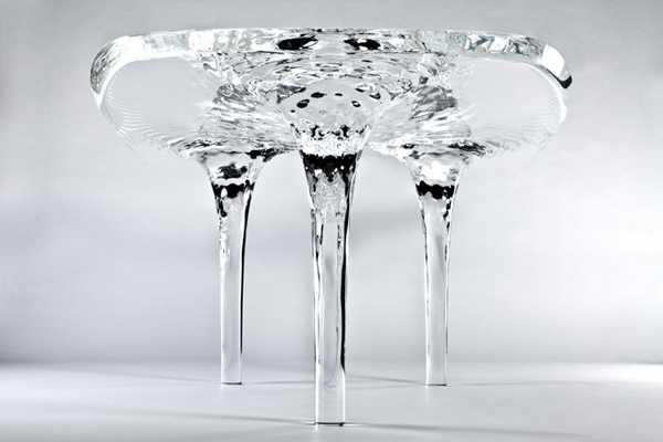 Жидкий стеклянный стол